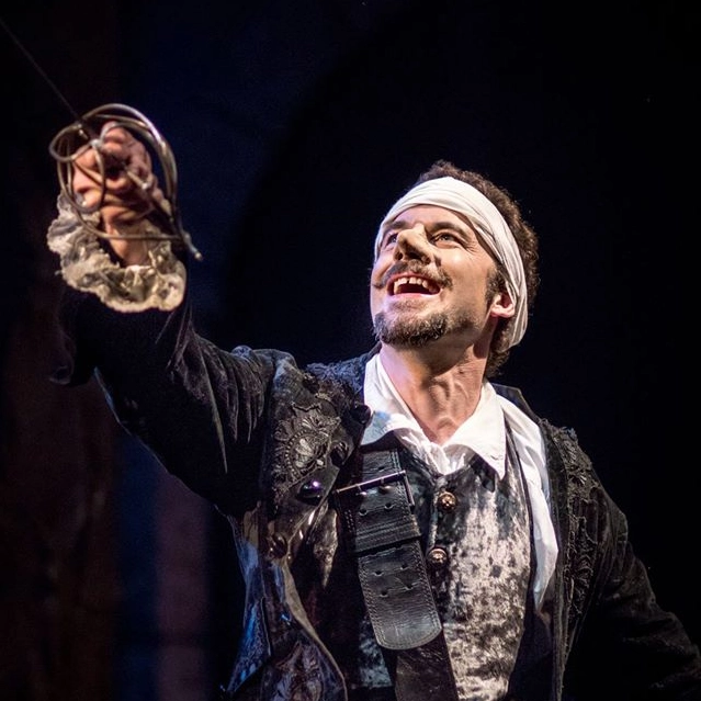 Steve Riccard dans le rôle de Cyrano de Bergerac